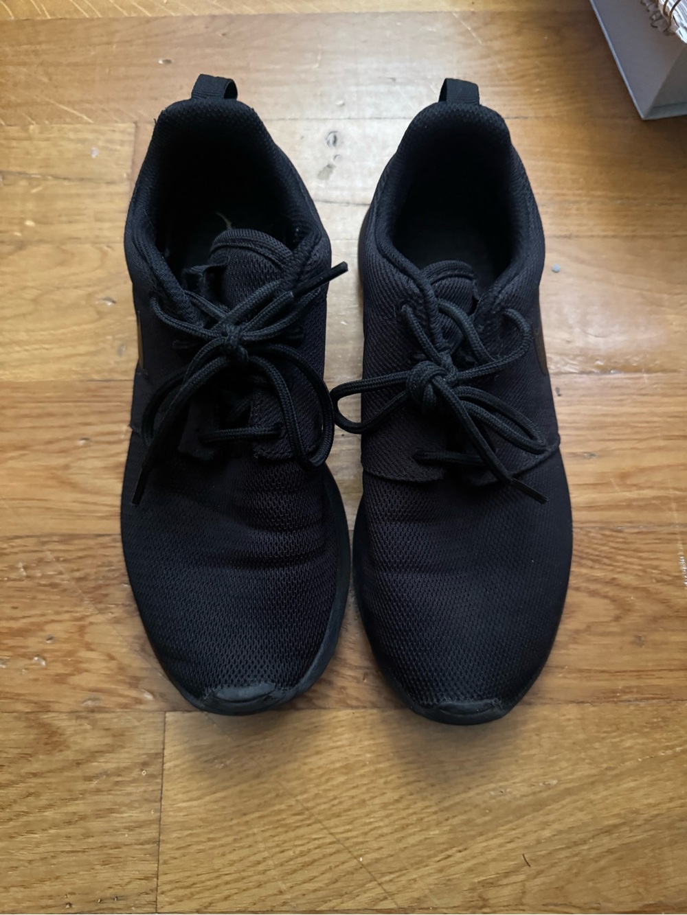 Nike black roshe run sneakers